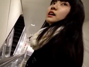 《盗撮動画》撮り師の声掛けに応対してしまったJKちゃん、騙されてプリクラでパンチラ盗撮される被害の画像