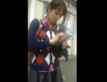 《盗撮動画》夜の駅のホームで目が合った美人JDちゃんのスカートをめくるど根性撮り師のパンチラの画像