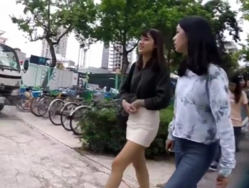 《盗撮動画》ミニスカで通学中の女子生徒ちゃんを追跡＆逆さ撮り。白パンチラ確認しましたｗの画像