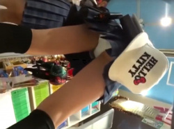 《盗撮動画》店内で放課後JKちゃんたちの純白パンチラを撮影したこの動画、完全にガチｗｗｗの画像