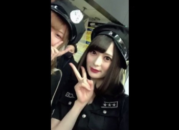 《盗撮動画》ハロウィンパンチラ！コスプレ美少女の逆さ撮りついでにSNS垢まで特定しちゃうやつｗの画像