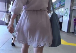 《盗撮動画》こういう透けるスカートで透けパンさせながら街を出歩いているスケベな素人娘ｗｗｗの画像