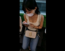 《盗撮動画》胸元がざっくり開いたシャツで電車に乗るドスケベ女子をじっくり盗撮してみた結果の画像