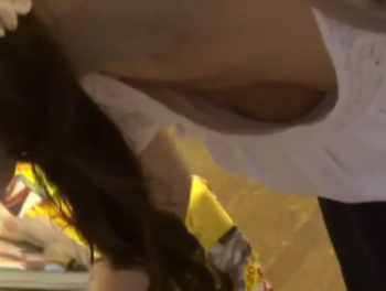《盗撮動画》美女限定！コンビニ店内で2人の素人女子を胸チラ盗撮。ガードが緩そうなのをチョイスしましたｗの画像