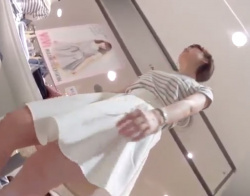 《盗撮動画》爽やか美人なショップ店員さん、スカートの中はやっぱり純白パンティだったの画像