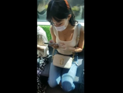 《盗撮動画》エロい格好で電車に乗車中のS級美女さん、前に立った変態に胸チラを盗撮されるの画像