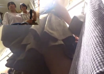 《盗撮動画》アパレル店で若ママと娘（JC）のダブルパンチラGETに成功した。好きな方で抜いてくれｗｗの画像