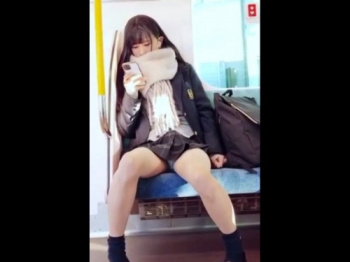 《盗撮動画》学校帰りのSSS級美少女JKの”最強の対面パンチラ”、ついに完成してしまうｗｗｗの画像