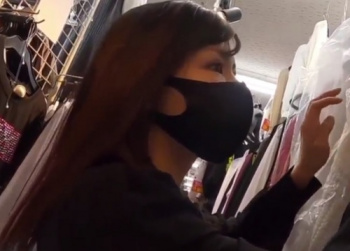 《盗撮動画》服屋でショッピングを楽しんでるギャルのドスケベなパンチラが撮れたから公開するｗｗの画像