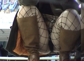 《盗撮動画》こういうスケベな格好して出歩く女ってもはや痴女だろ！しかも中身Tバックだしｗｗｗの画像