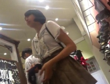 《盗撮動画》JC疑惑再浮上！胸の膨らみが生々しい地味カワ私服娘の逆さ撮りパンチラがこちらの画像