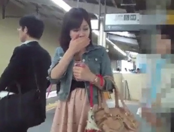 《盗撮動画》超危険人物のスカートめくりパンチラ！駅のエスカで犠牲になった若い素人ギャルたちがこちらの画像