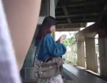 《盗撮動画》何の罪もない素人娘たちが駅のエスカでスカートめくりまくられるこの動画・・・の画像