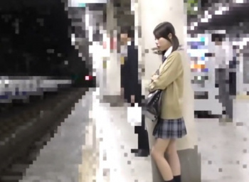 《盗撮動画》満員電車でプロ痴漢師に遭遇した美少女JK、強制手マンの快感と嫌悪感に震えるの画像
