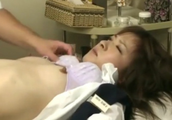《盗撮動画》美人OLさん、プロのセクハラ施術師の手によって全身性感帯化させられてしまうの画像