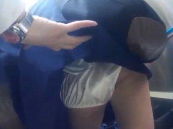 《盗撮動画》必見。マニアが崇拝する伝説のパンチラ職人が撮影したS級美少女JKスカートめくりパンチラの画像
