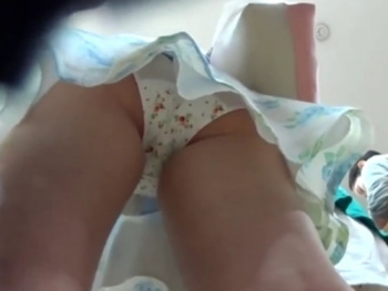 《盗撮動画》立ち読み中の清楚なお姉さんの小花柄白パンティを逆さ撮りアングルで観察してみたｗの画像