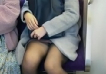 《盗撮動画》こういう黒スト越しパンチラが狂おしいほど好きだって奴ｗ アイドル顔美少女JDですの画像