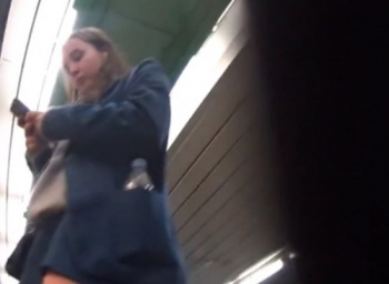 《盗撮動画》お友達と下校中のあどけない制服JKちゃん、駅で撮り師に遭遇しパンチラ盗撮されるの画像