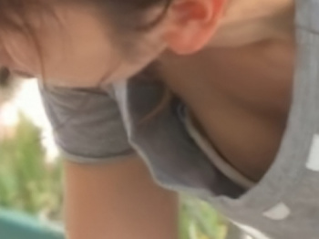 《盗撮動画》素人女子たちはこうやって胸チラを撮られてるだなってことがよく分かる動画がこちら・・・の画像