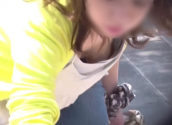 《胸チラ盗撮》まだ小さなお子様のすぐ隣でスケベなおっぱいを盗み撮られる若ママちゃんたちをご覧くださいの画像