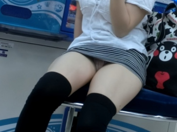 《盗撮動画》ゲーセンで人待ち中のミニスカニーハイ私服JKちゃん、パンティが見えすぎてしまうｗｗの画像