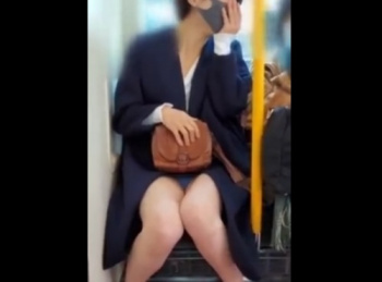 《盗撮動画》衝撃の電車対面パンチラ。美女に盗撮バレ→見せつけられるという撮り師最大の屈辱の画像