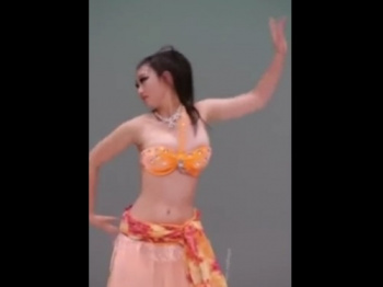 《盗撮動画》見るからに危険な状態のこの巨乳ダンサーがまもなく乳首ポロリしますの画像