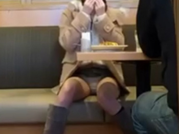 《盗撮動画》盗撮バレ→見せつけとかいう危険すぎるコンボを食らった撮り師の末路がこちらの画像