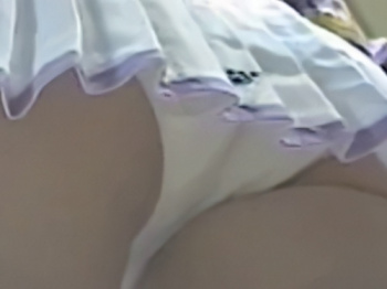 《盗撮動画》某コミケ会場で撮影されたティーンなコスプレ娘達の逆さ撮りパンチラがこちらですの画像