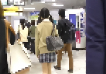 《盗撮動画》プロ痴漢師「今日はこの制服JKを美味しく頂いちゃいますｗ」→ガチすぎてワロエナイ...の画像