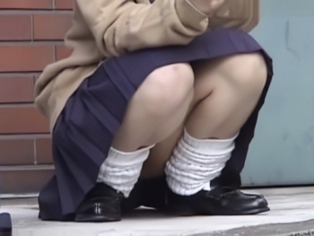 《盗撮動画》放課後JKのしゃがみ込みパンチラ！この後白パンティとハミ毛が丸見えになりますの画像