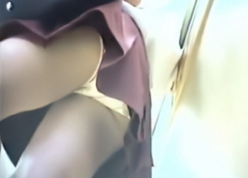 《盗撮動画》現在入手不可！学校終わりの制服美少女メインで収録された激ヤバリアル逆さ撮りパンチラの画像