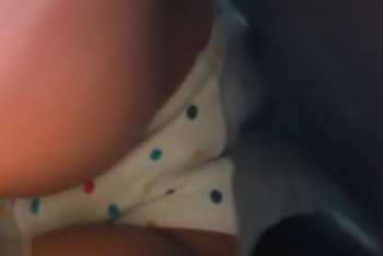 《盗撮動画》制服&私服JKパンチラ！アニメコーナーのオタク系娘のパンチラが撮りやすすぎる件の画像