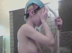 《盗撮動画》こんなに清楚なお姉さんがこんな卑猥な乳首をしていただなんて...銭湯女風呂盗撮の画像