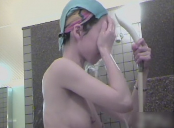 《盗撮動画》こんなに清楚なお姉さんがこんな卑猥な乳首をしていただなんて...銭湯女風呂盗撮の画像
