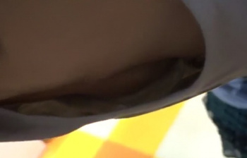 《盗撮動画》JC中●生疑惑美少女にパンチラ胸チラ盗撮敢行！（多分バレてます...）の画像