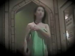 《盗撮動画》某スパ施設の女風呂出入り口付近で観察する世にも珍しい動画が発掘されるの画像