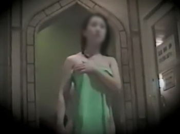 《盗撮動画》某スパ施設の女風呂出入り口付近で観察する世にも珍しい動画が発掘されるの画像