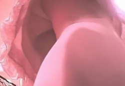 《盗撮動画》あらゆる事が特定可能な美人ショップ店員パンチラ2名分！どうやらガチでやばそうだぞ...の画像