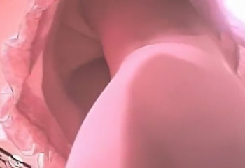 《盗撮動画》あらゆる事が特定可能な美人ショップ店員パンチラ2名分！どうやらガチでやばそうだぞ...の画像