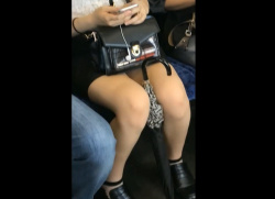 《盗撮動画》おなじJDを狙い続ける危険人物兼撮り師のリアルパンチラ盗撮動画、流出・・・の画像