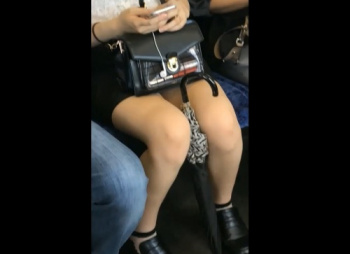 《盗撮動画》おなじJDを狙い続ける危険人物兼撮り師のリアルパンチラ盗撮動画、流出・・・の画像