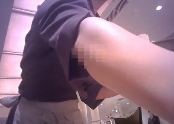 《盗撮動画》詳細不明！某飲食店おの可愛いバイト店員ちゃんにパンチラ盗撮を敢行する鬼畜マンの画像