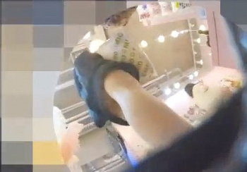 《盗撮動画》激カワティーンギャルのタイトミニ攻略映像！混雑する店内ではこうやって撮影するべしの画像