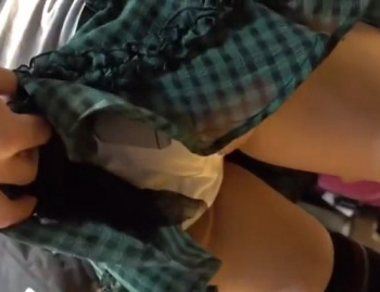 《盗撮動画》俺善良な撮り師、美少女のあまりの可愛さにスカートめくりパンチラに手を染めてしまう...の画像