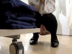 《盗撮動画》俺一般人、出来心で可愛いショップ店員パンチラ盗撮を試み、大勝利を収めてしまうの画像