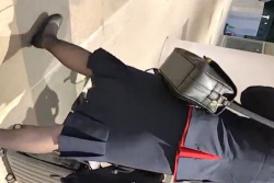 《盗撮動画》フライト前の移動時間、正装で移動中のCAさんを背後からパンチラ撮影してしまう危険人物の画像