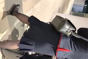 《盗撮動画》フライト前の移動時間、正装で移動中のCAさんを背後からパンチラ撮影してしまう危険人物の画像