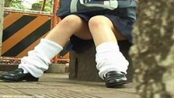 【ＪＫパンチラ盗撮】ガラケーに夢中になってるルーズソックスJKのパンチラを隠し撮りしちゃったぜ…無防備でもないのに上手くの画像